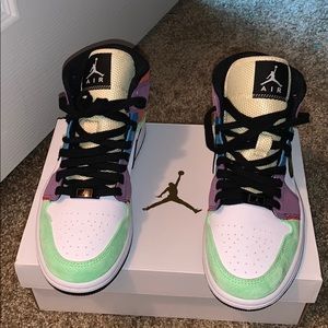 WMNS AIR JORDAN 1 MID SE